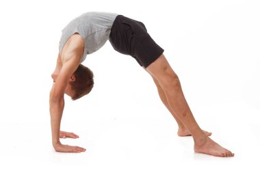 Genç bir T-shirt ve şort gerçekleştiren jimnastik egzersizleri