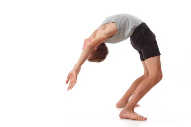 Genç bir T-shirt ve şort gerçekleştiren jimnastik egzersizleri