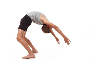 Genç bir T-shirt ve şort gerçekleştiren jimnastik egzersizleri