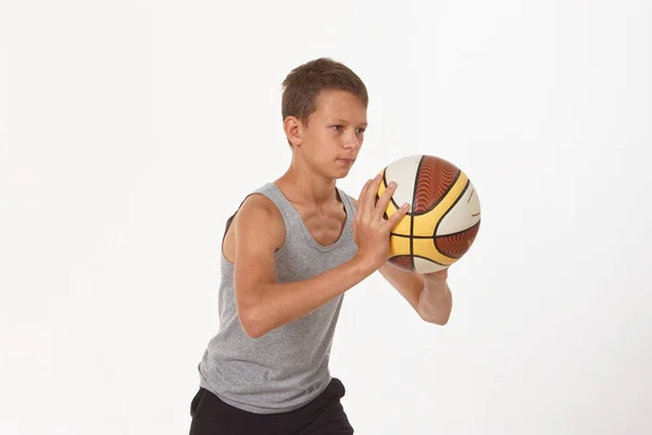 Adolescente Com Uma Bola Basquete Fundo Branco — Fotografia de Stock