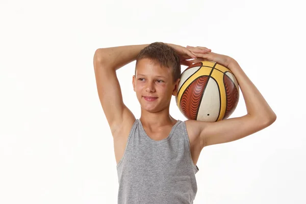 Adolescent Avec Basket Sur Fond Blanc — Photo