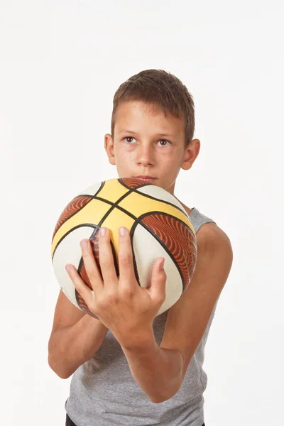 Підліток Баскетболом Білому Тлі — стокове фото