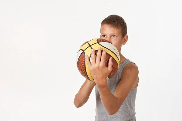 Adolescente Com Uma Bola Basquete Fundo Branco — Fotografia de Stock