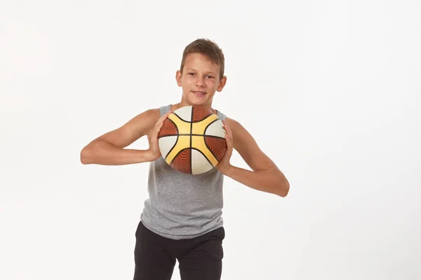 Teenager Mit Basketball Auf Weißem Hintergrund — Stockfoto