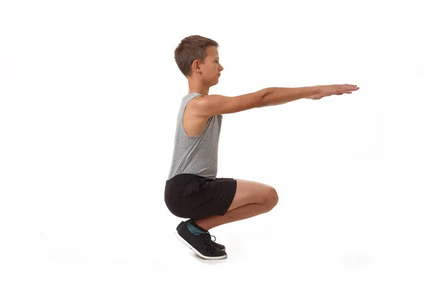 Tiener Een Shirt Broek Voert Gymnastische Oefeningen — Stockfoto