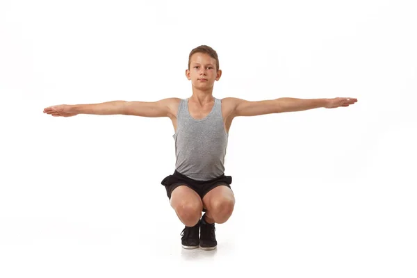 Подросток Футболке Шортах Выполняет Гимнастические Упражнения — стоковое фото
