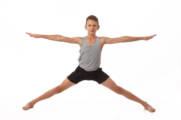 Tiener Een Shirt Broek Voert Gymnastische Oefeningen — Stockfoto