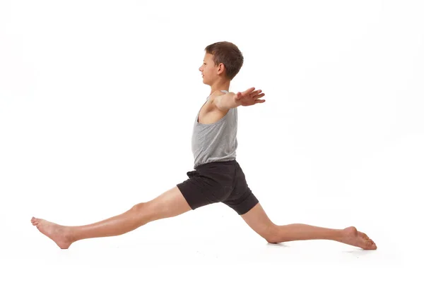 Tiener Een Shirt Broek Voert Gymnastische Oefeningen — Stockfoto