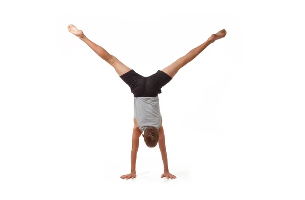 Genç Bir Shirt Şort Gerçekleştiren Jimnastik Egzersizleri — Stok fotoğraf