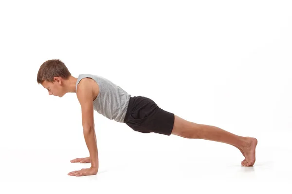 Tiener Een Shirt Broek Voert Gymnastische Oefeningen — Stockfoto