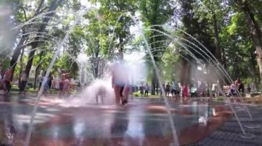 Gomel, Belarus - 28 Temmuz 2018: Çeşme banyo çocuk. Kare almıştır. Gromyko.