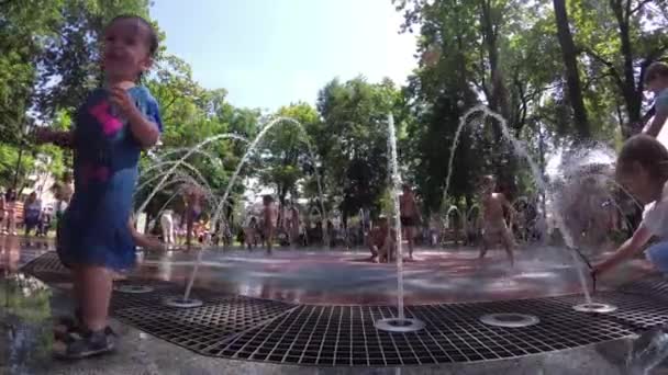 Gomel Belarus Julio 2018 Niños Bañándose Fuente Plaza Lleva Nombre — Vídeos de Stock