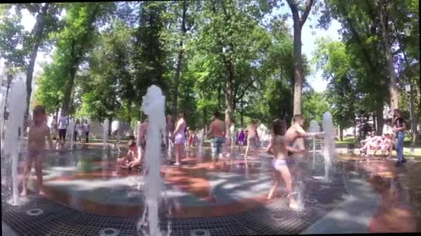 Gomel Belarus Julho 2018 Crianças Tomando Banho Fonte Praça Com — Vídeo de Stock