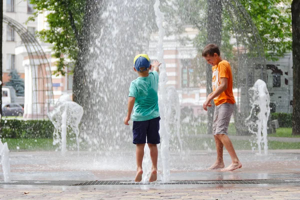 Gomel Belarus Niños Bañándose Fuente Plaza Que Lleva Nombre Gromyko —  Fotos de Stock