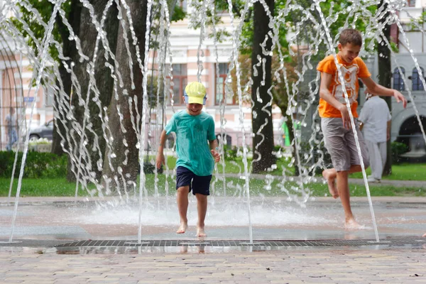 Gomel Belarus Niños Bañándose Fuente Plaza Que Lleva Nombre Gromyko —  Fotos de Stock