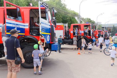 Gomel, Beyaz Rusya - 25 Temmuz 2018: itfaiye ekipman acil durumlar Bakanlığı sergisinde çocuklar öğrenmek