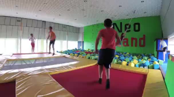 Gomel Weißrussland Juli 2018 Kinder Springen Auf Trampolinen Trampolinzentrum Neuland — Stockvideo