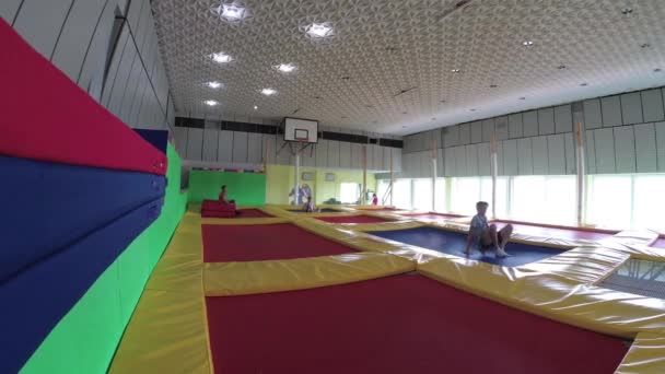 Gomel, Weißrussland - 25. Juli 2018: Kinder springen auf Trampolinen im Trampolinzentrum Neuland. — Stockvideo