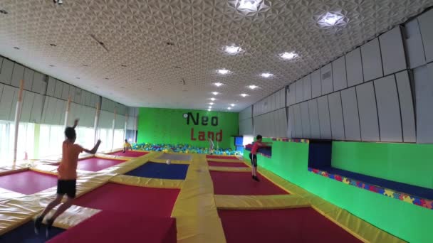 Gomel, Beyaz Rusya - 25 Temmuz 2018: Neo arazi trambolin trampolines üzerinde atlama Çocuk Merkezi. — Stok video