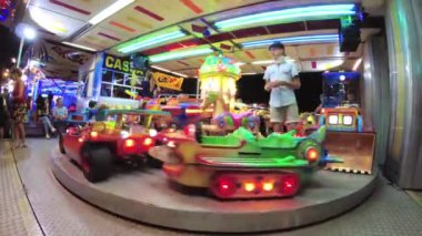 Montagnana, İtalya 15 Ağustos 2018: Ferragosto tatil. Lunapark geç akşam. Çocukların atlıkarınca üstünde binmek.