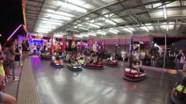 Montagnana, İtalya 15 Ağustos 2018: Ferragosto tatil. Lunapark geç akşam. Çocukların atlıkarınca üstünde binmek.