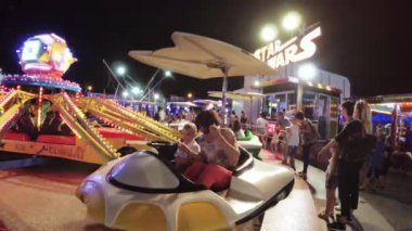 Montagnana, İtalya 15 Ağustos 2018: Ferragosto tatil. Lunapark geç akşam. Çocukların atlıkarınca üstünde binmek.