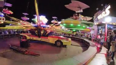 Montagnana, İtalya 15 Ağustos 2018: Ferragosto tatil. Lunapark geç akşam. Çocukların atlıkarınca üstünde binmek.