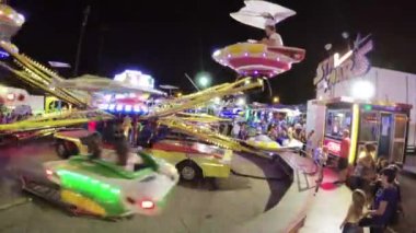 Montagnana, İtalya 15 Ağustos 2018: Ferragosto tatil. Lunapark geç akşam. Çocukların atlıkarınca üstünde binmek.