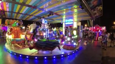 Montagnana, İtalya 15 Ağustos 2018: Ferragosto tatil. Lunapark geç akşam. Çocukların atlıkarınca üstünde binmek.