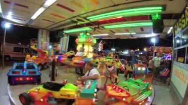 Montagnana, İtalya 15 Ağustos 2018: Ferragosto tatil. Lunapark geç akşam. Çocukların atlıkarınca üstünde binmek.