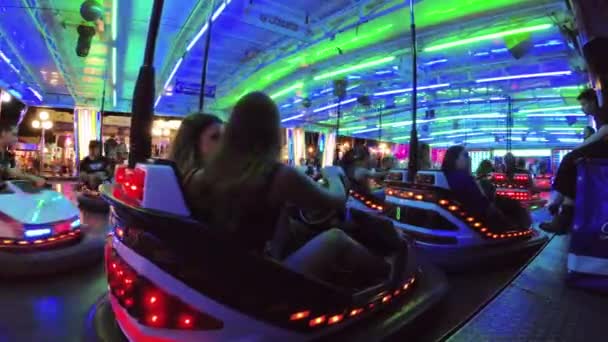 Montagnana, Italië, 15 augustus 2018: de vakantie van Ferragosto. Lunapark in de late avond. Kinderen rijden op de carrousel. — Stockvideo