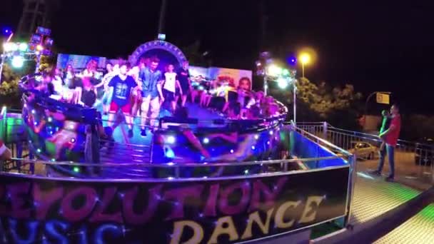 Montagnana, Italia 15 agosto 2018: la vacanza di Ferragosto. Lunapark in tarda serata. I bambini cavalcano sulla giostra . — Video Stock