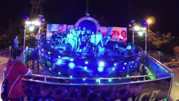 Montagnana, Italië, 15 augustus 2018: de vakantie van Ferragosto. Lunapark in de late avond. Kinderen rijden op de carrousel. — Stockvideo