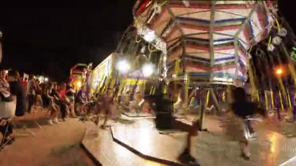 Montagnana, Italia 15 agosto 2018: la vacanza di Ferragosto. Lunapark in tarda serata. I bambini cavalcano sulla giostra . — Video Stock