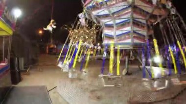 Montagnana, İtalya 15 Ağustos 2018: Ferragosto tatil. Lunapark geç akşam. Çocukların atlıkarınca üstünde binmek