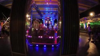 Montagnana, İtalya 15 Ağustos 2018: Ferragosto tatil. Lunapark geç akşam. Çocukların atlıkarınca üstünde binmek.