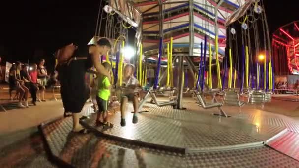 Montagnana, Italia 15 de agosto de 2018: la fiesta de Ferragosto. Lunapark por la tarde. Los niños montan en el carrusel . — Vídeos de Stock