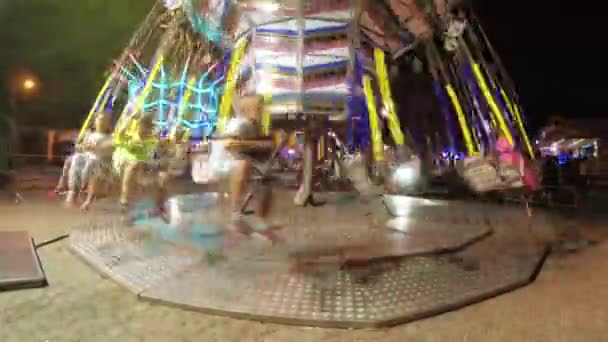 Montagnana, Italië, 15 augustus 2018: de vakantie van Ferragosto. Lunapark in de late avond. Kinderen rijden op de carrousel. — Stockvideo