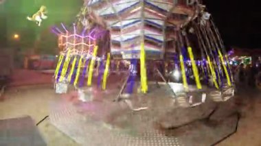 Montagnana, İtalya 15 Ağustos 2018: Ferragosto tatil. Lunapark geç akşam. Çocukların atlıkarınca üstünde binmek.