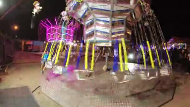 Montagnana, Italia 15 agosto 2018: la vacanza di Ferragosto. Lunapark in tarda serata. I bambini cavalcano sulla giostra . — Video Stock