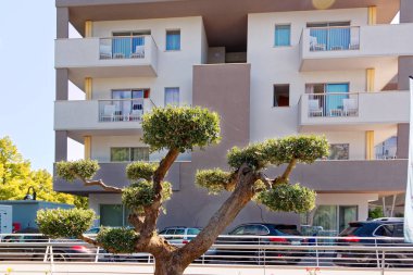 Sirmione, İtalya 17 Ağustos 2018: Garda Gölü. güzel otel şehrin sokak