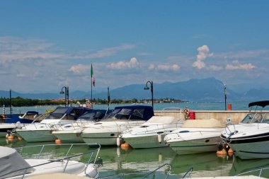 Sirmione, İtalya 17 Ağustos 2018: Garda Gölü. Yat ve tekne için otopark