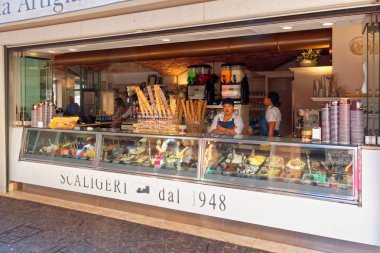 Sirmione, İtalya 17 Ağustos 2018: Garda Gölü. Şehrin sokak üzerinde rahat kafe.