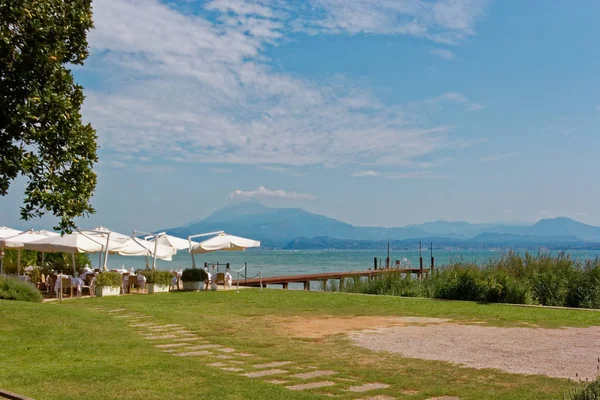 Sirmione Itália Agosto 2018 Lake Garda Café Praia — Fotografia de Stock