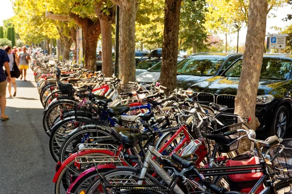 Sirmione Talya Ağustos 2018 Garda Gölü Motosiklet Sokakta Park Edilmiş — Stok fotoğraf