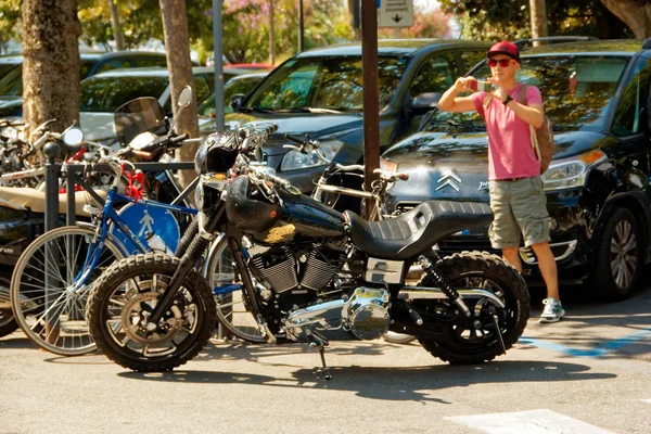 Sirmione Italia Agosto 2018 Lago Garda Motocicleta Está Estacionada Calle —  Fotos de Stock