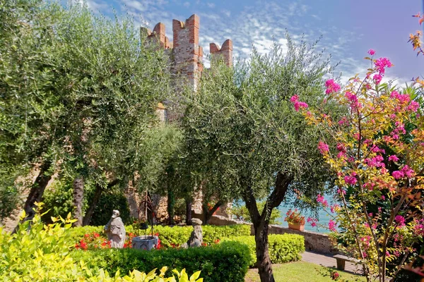 Sirmione, Itálie 17 srpna 2018: Lago di Garda. Stará tvrz. — Stock fotografie