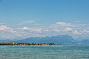 İtalya - Garda Gölü. İtalyan doğaya yeşillikler ve Alp Dağları güçlü yamaçları mavi suları vardır