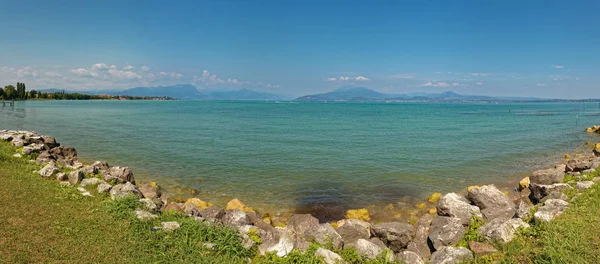 Itália Lago Garda Águas Azuis São Vegetação Exuberante Natureza Italiana — Fotografia de Stock