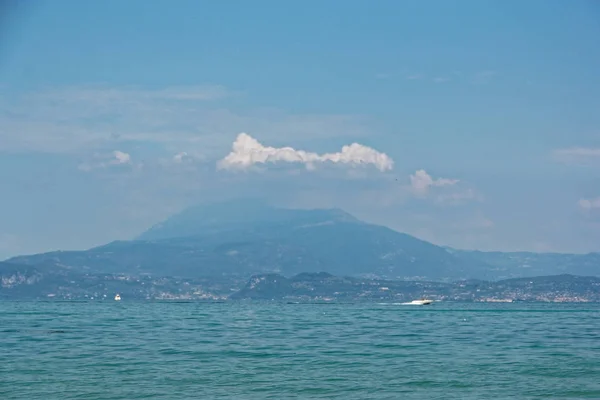 Itália Lago Garda Águas Azuis São Vegetação Exuberante Natureza Italiana — Fotografia de Stock